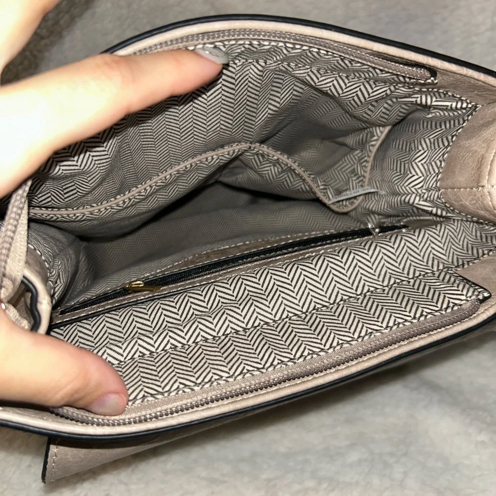 Jen & Co Women’s Grey Distressed Backpack - Picture 3 of 3